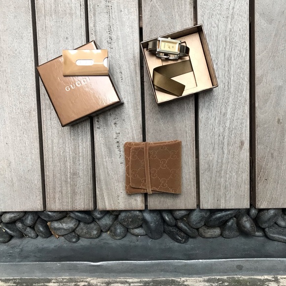 GUCCI Vintage 1302472 1500L Quartz Analog Watch - Picture 2 of 9